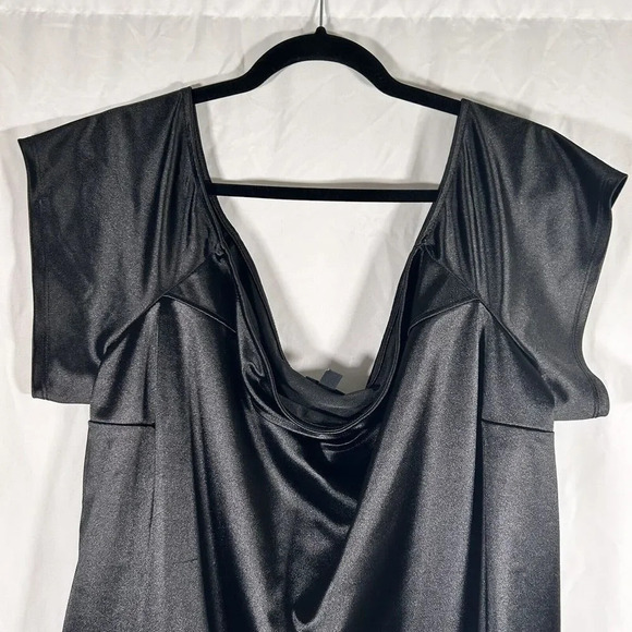 Torrid Blouse Women's 4 4X Black Short Sleeve Round Neck Chest Slit Pullover - Picture 2 of 7